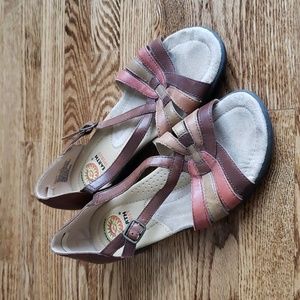 (8) Earth Spirit Geronimo 2000 Genuine Leather Upper Low Heel Sandals